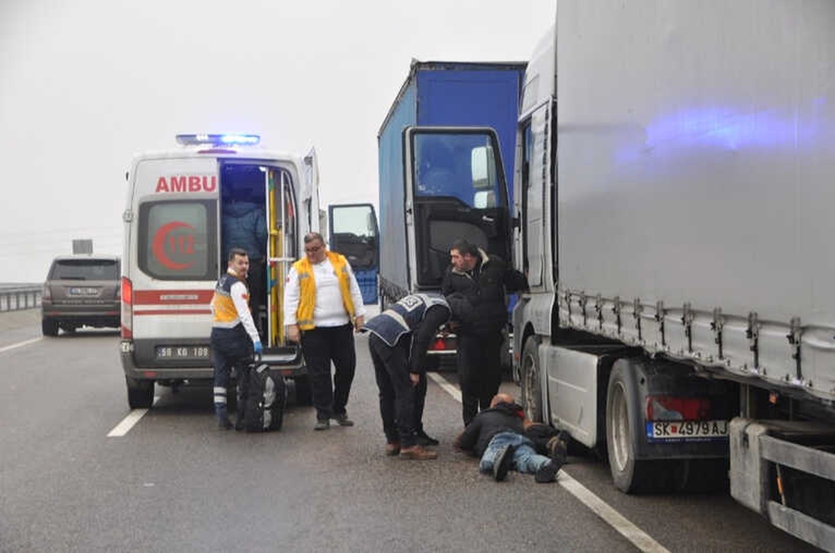 Tır Arıza Yapınca Kaçak Göçmenler Yakayı Ele Verdi