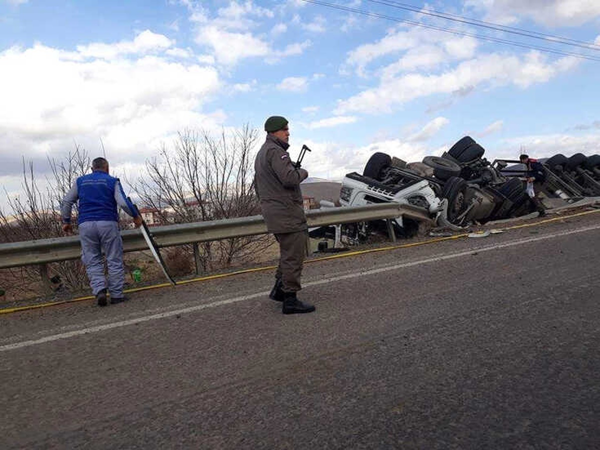 Tırın Yan Yattığı Kazada Sürücü Hayatını Kaybetti