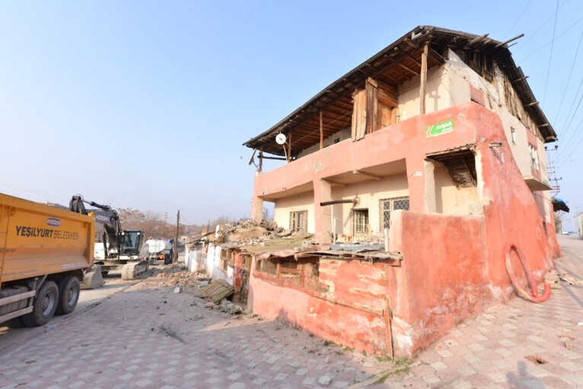 Yeşilyurt\'ta 178 Metruk Bina Yıkıldı