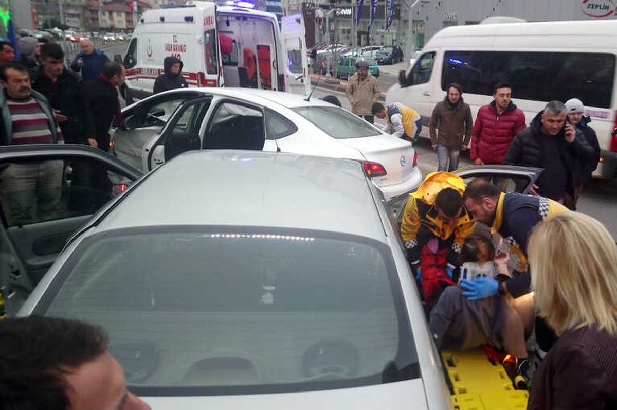 Zonguldak\'ta İki Otomobil Kavşakta Çarpıştı: 4 Yaralı