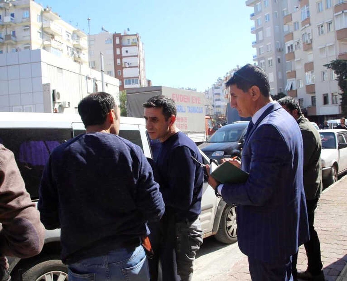Antalya\'da Trafikte Eli Silahlı Baygın Kişi Alarmı