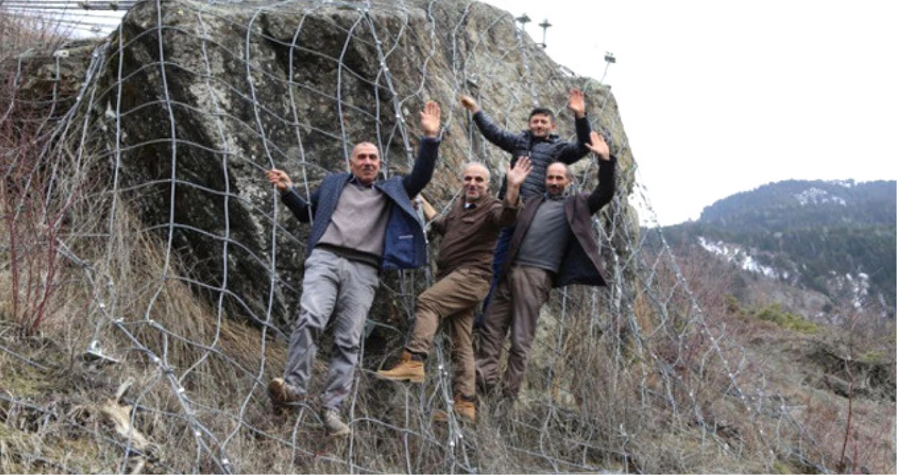 Artvin\'de Köy İçin Tehlike Oluşturan Kayaya Çelik Halatlı Önlem Alındı