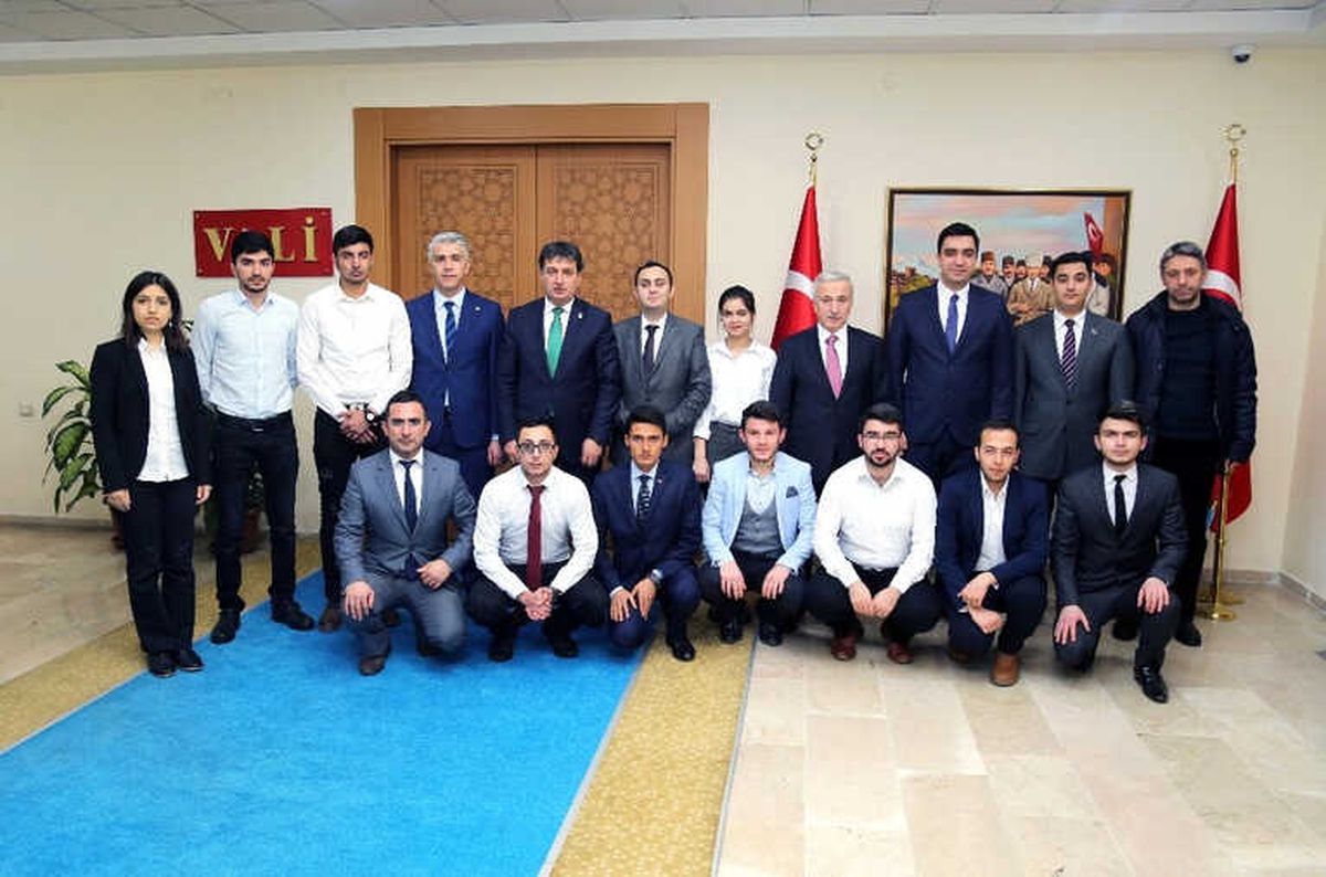 Azerbaycanlı Öğrencilerden Vali Kamçı\'ya Ziyaret