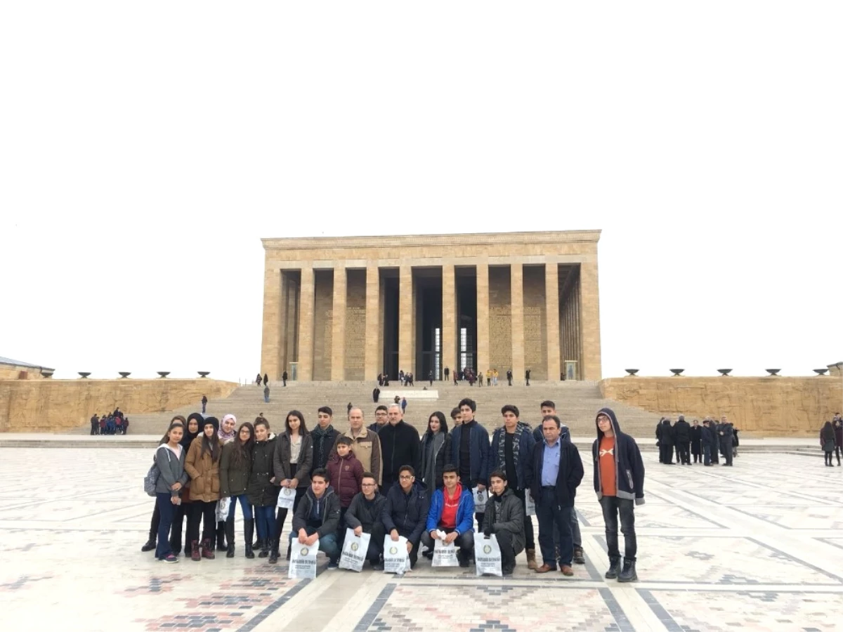 Çukurova Belediyesi 40 Öğrenciyi Anıtkabir\'e Gönderdi