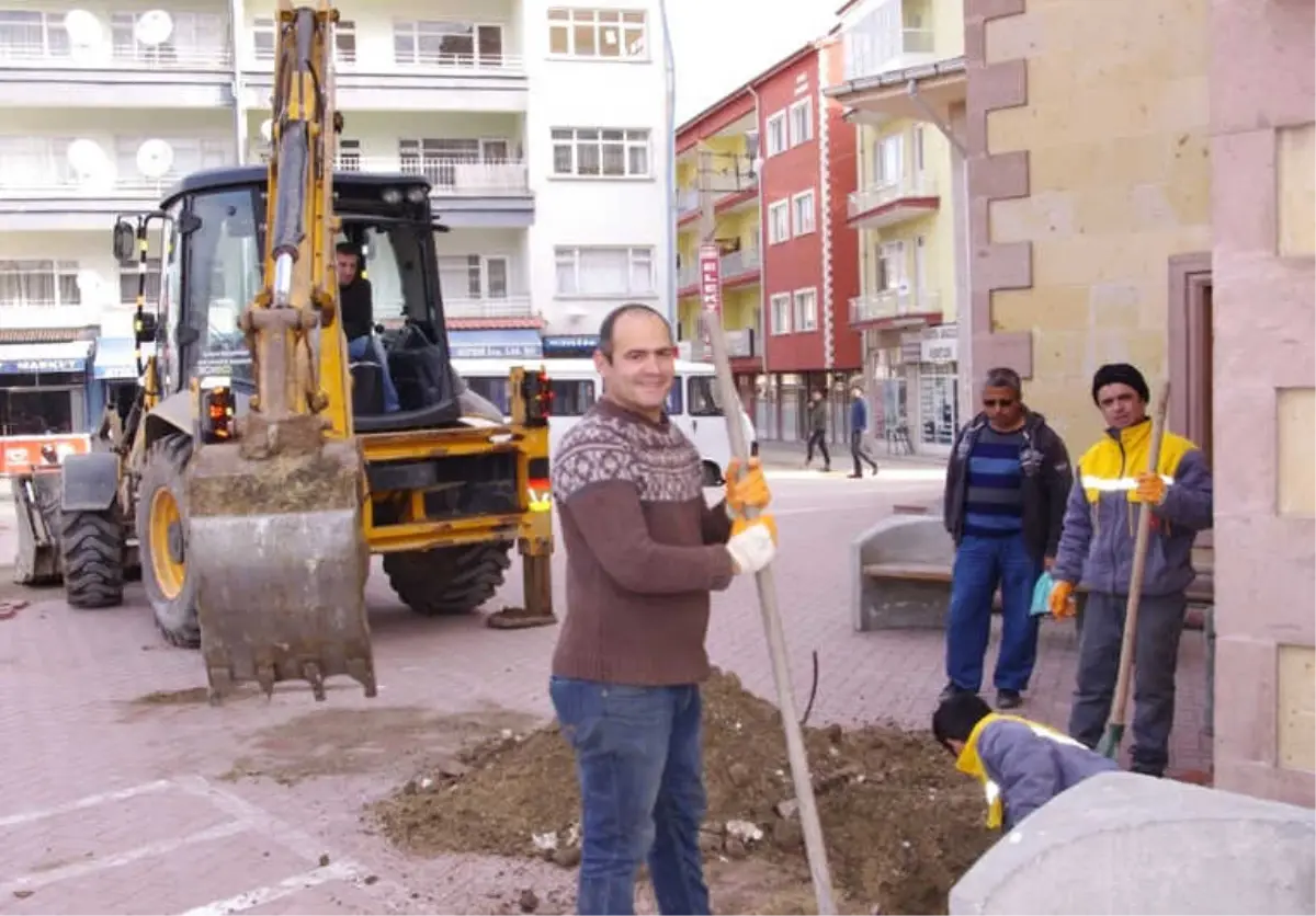 Kaman Çarşı Cami Önüne Güneşlik Kuruluyor