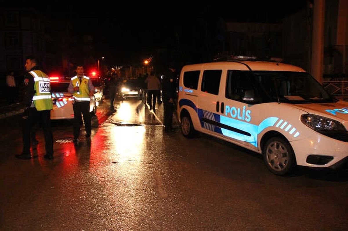 Karaman\'da Dur İhtarına Uymayan Kamyonet Polisleri Peşine Taktı