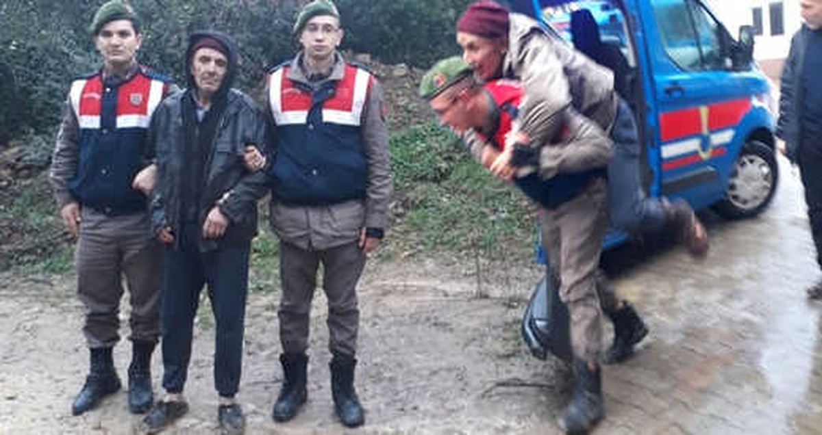 Jandarma, Yaşlı Alzheimer Hastasını Arabaya Kadar Sırtında Taşıdı