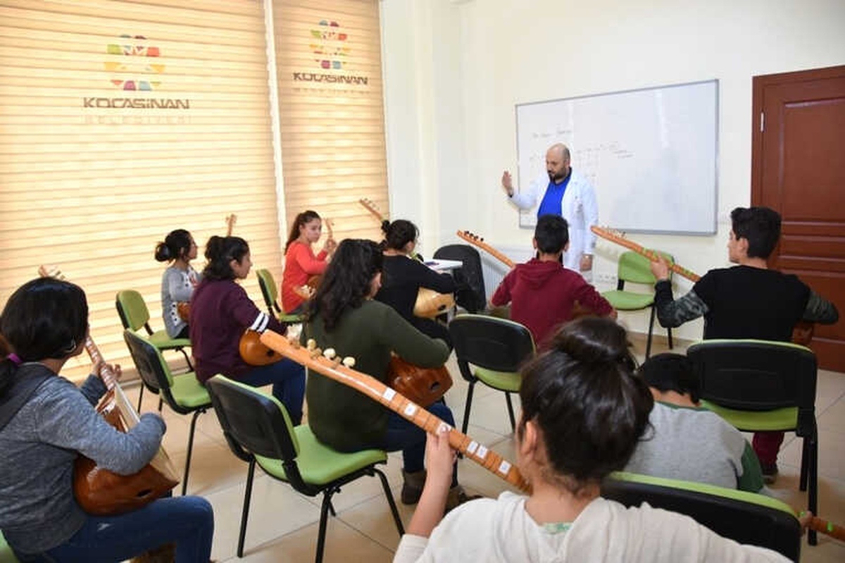 Kocasinan\'ın Bağlama Kursuna Yoğun İlgi