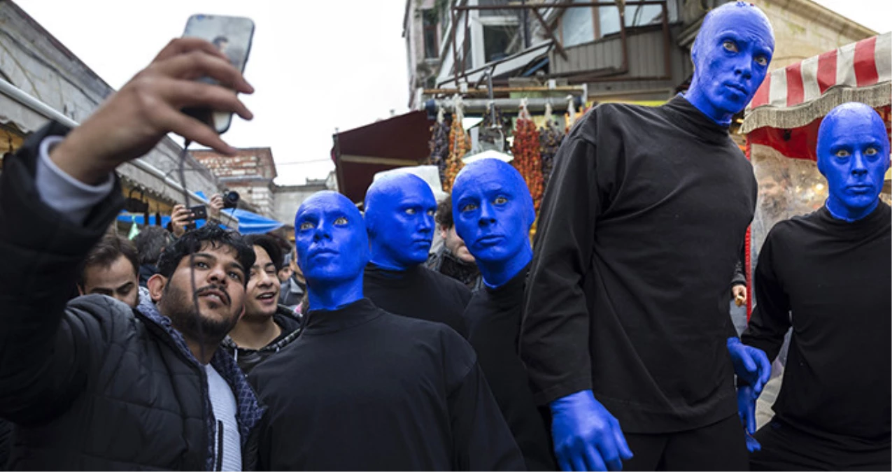 Mavi Kafalı Adamlar İstanbul\'a Geldi, Halk Büyük İlgi Gösterdi