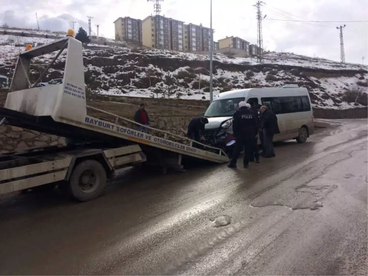 Okul Servisi ile Otomobil Çarpıştı: 16 Yaralı