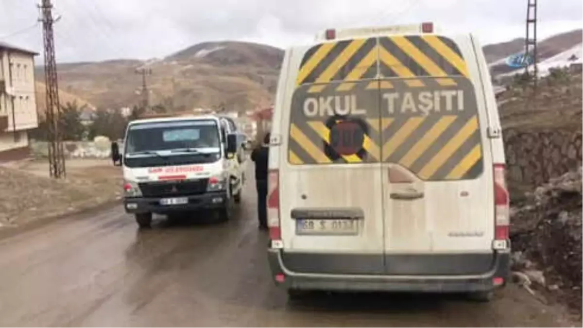 Okul Servisi ile Otomobil Çarpıştı: 16 Yaralı