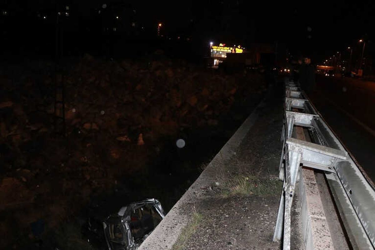 Otomobille Çarpıştı, Şarampole Uçtu: 3 Yaralı