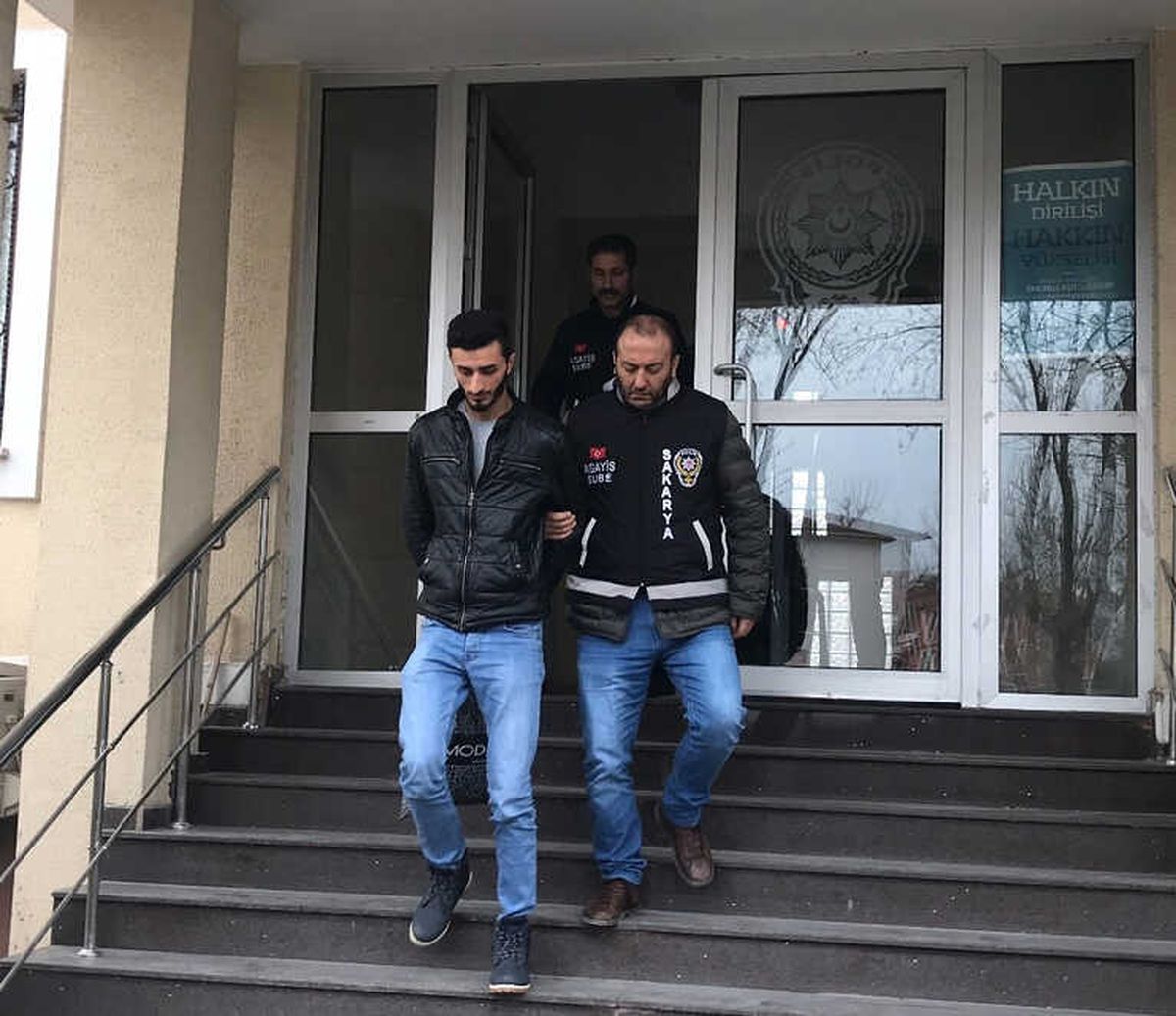 Pencereden Eve Girerek Ziynet Eşyalar Çalan Genç Hırsız Yakalandı