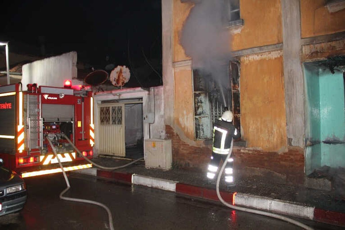 Sarıgöl\'de 64 Yıllık Ev Tamamen Yandı