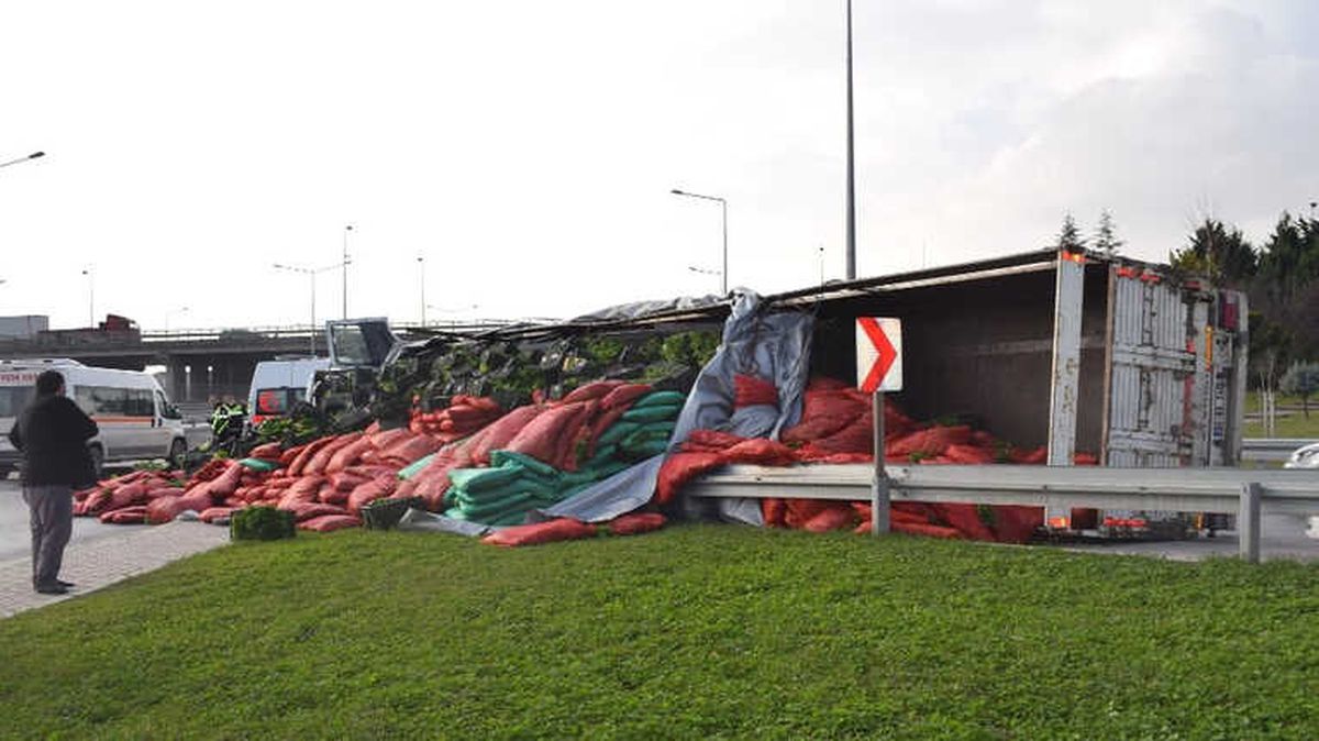 Virajı Alamayan Tır Devrildi Yüzlerce Kasa Sebze Yola Savruldu