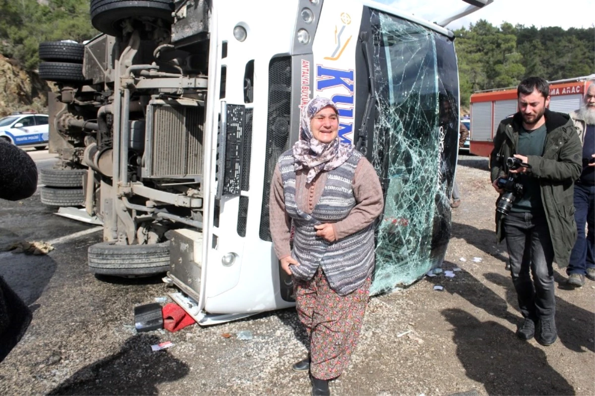 Antalya\'da Midibüs Devrildi: 15 Yaralı