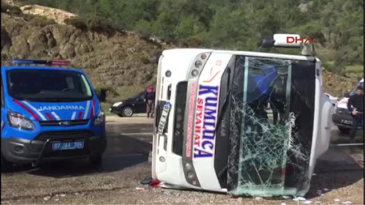 Antalya Kemer\'de Yolcu Midibüsü Devrildi 14 Yaralı
