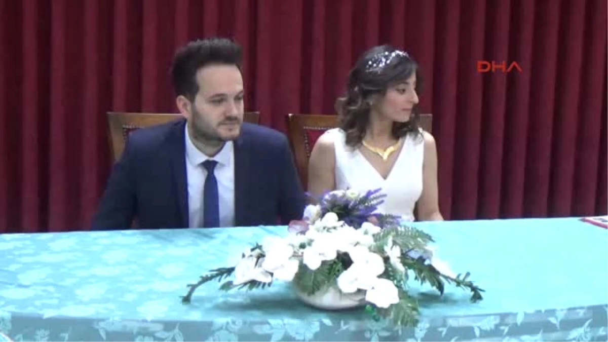 Antalya Sevgililer Günü\'nde Evlenen Polis Çifte Meslektaşlarından Kelepçe Sürprizi