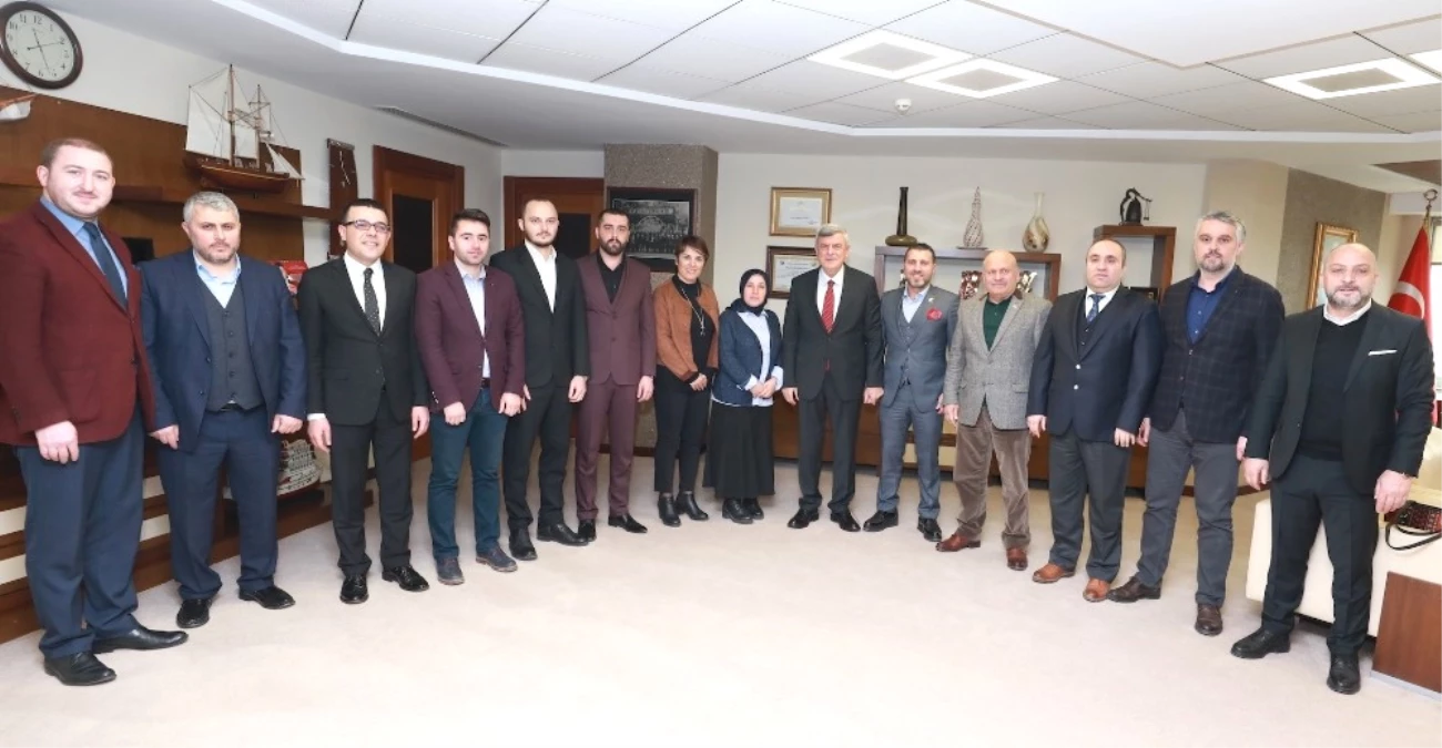 Başkan Karaosmanoğlu, Kocaeli Trabzonlular Derneği Yönetimini Ağırladı