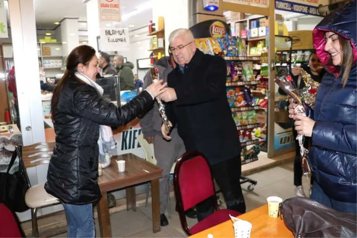 Başkan Yüksel, Sevgililer Günü Dolayısıyla Vatandaşlara Çiçek Dağıttı