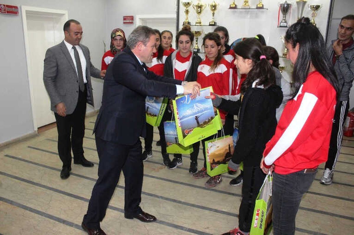 Bayan Futbolculardan Müdür Alp\'e Ziyaret