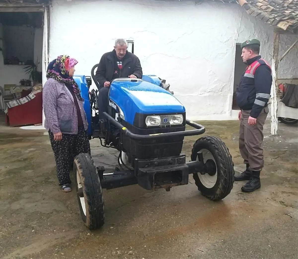 Çalınan Traktörlerini Bulan Jandarmaya Sarıldı