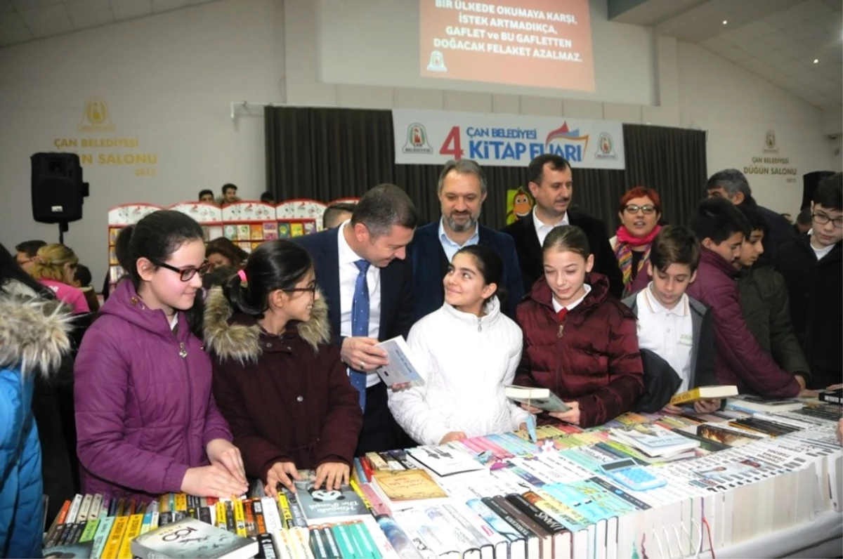 Çan Belediyesi 4\'üncü Kitap Fuarı\'nda Yüzlerce Kitapsever Buluştu