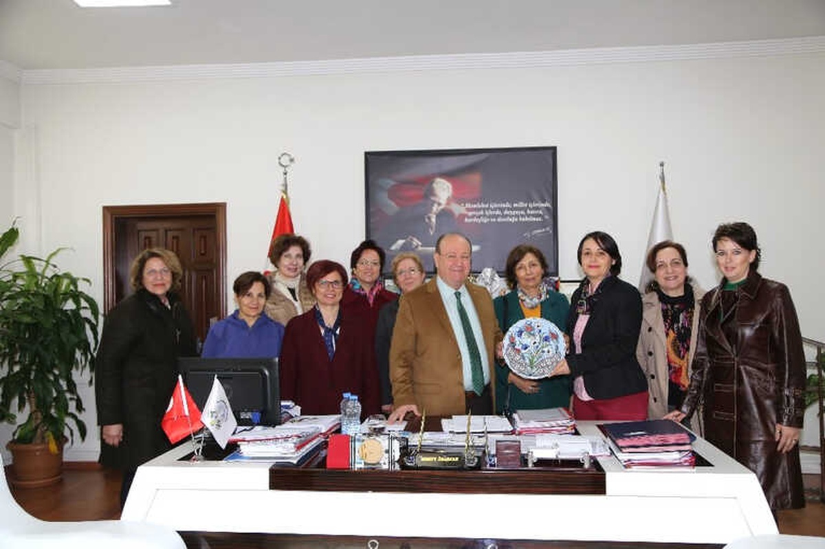 Çini Sanatı Kursiyerleri Başkan Özakcan\'ı Ziyaret Etti