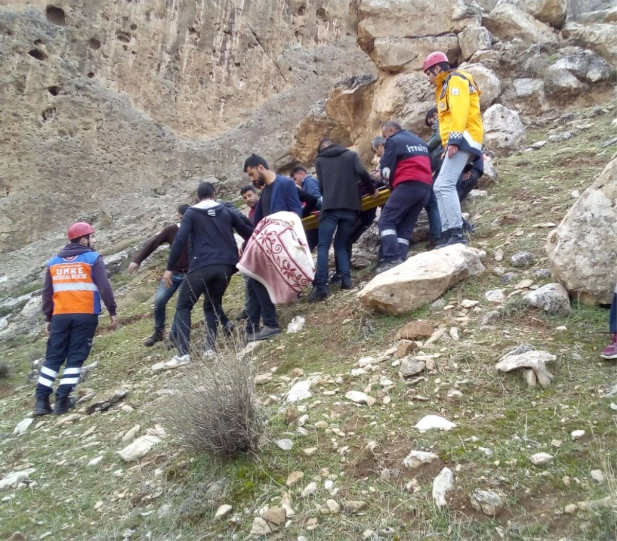 Cizre\'de Kasrik Kayalıklarına Çıkan Genç Düşerek Yaralandı
