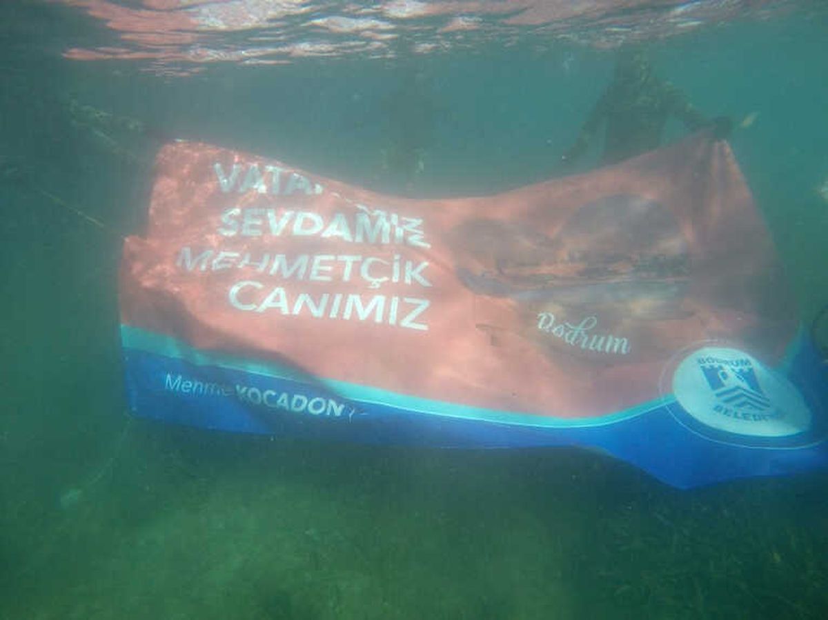 Dalgıçlar Deniz Dibinde Mehmetçik Pankartı Açtı