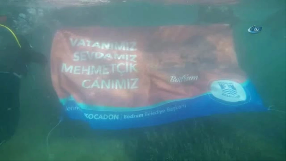 Dalgıçlar Deniz Dibinde "Mehmetçik" Pankartı Açtı