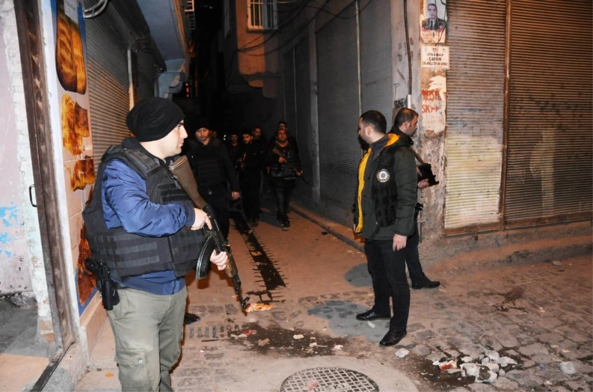 Diyarbakır\'da 3 Bin Polisle \'15 Şubat\' Alarmı: 77 Gözaltı