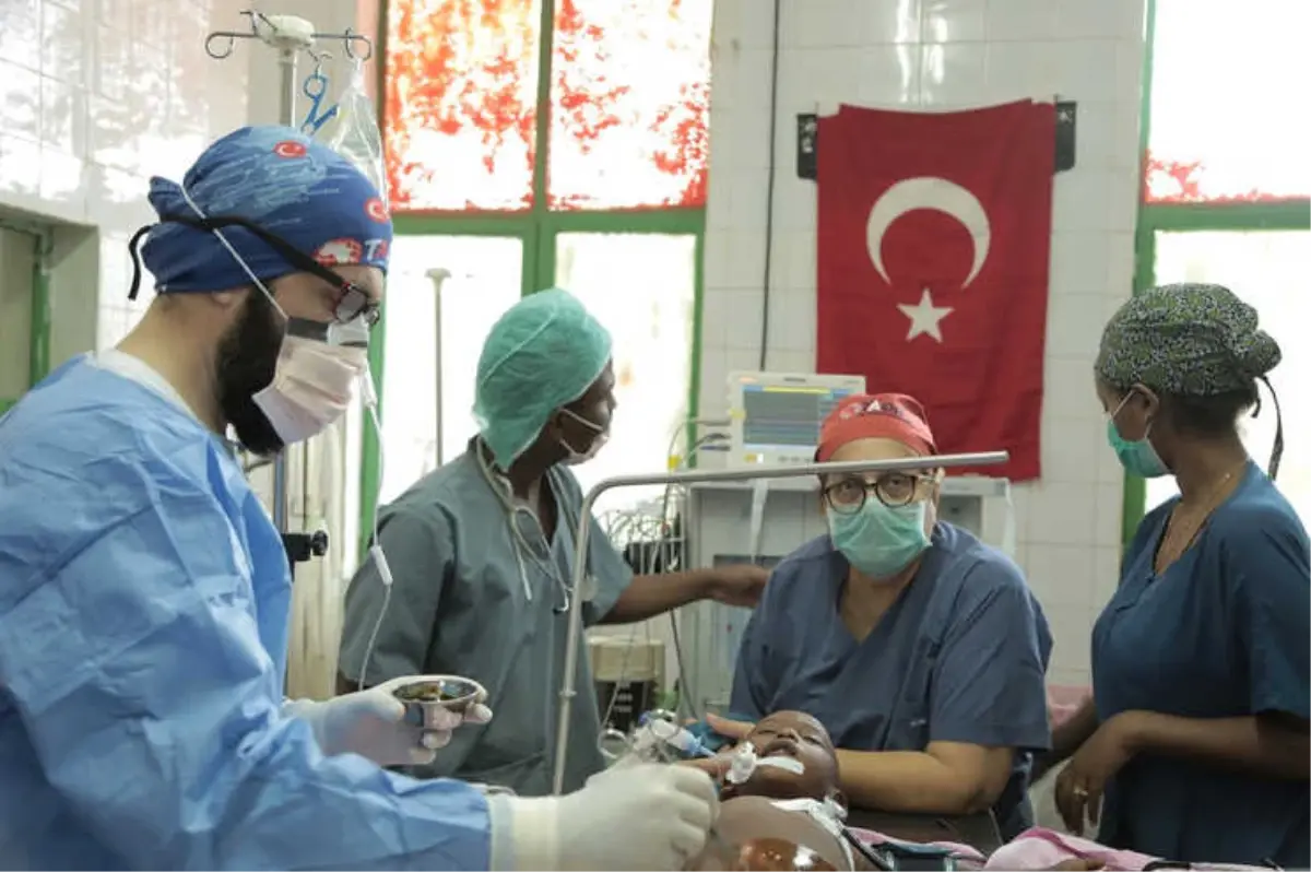 Etiyopyalı Çocuk, Türk Doktorların Dikkatiyle Hayata Tutundu