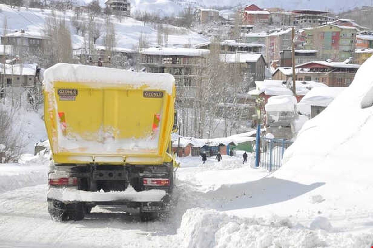 Hakkari\'de 3 Köy ile 8 Mezra Yolu Ulaşıma Kapandı