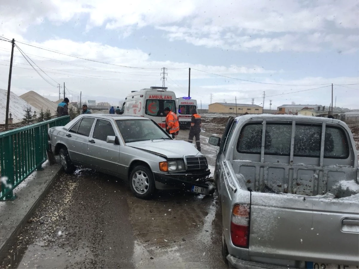Kar Yağışı Nedeniyle Kayganlaşan Yolda Otomobil ile Kamyonet Çarpıştı: 4 Yaralı
