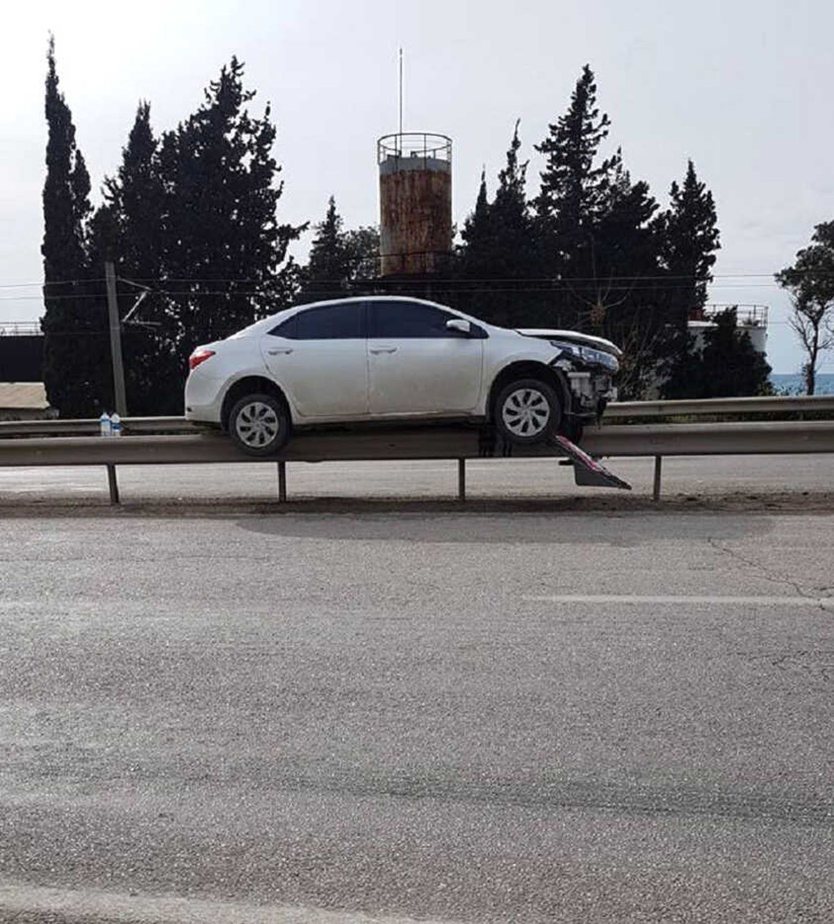 Otomobil Çelik Bariyerlerin Üzerinde Kaldı