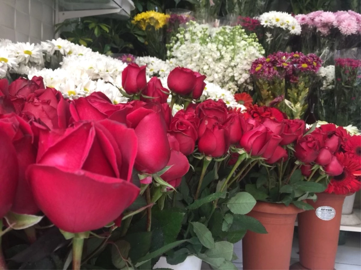Sevgililer Günü\'nde Çiçekçiler İnternetten Satışından Şikayetçi