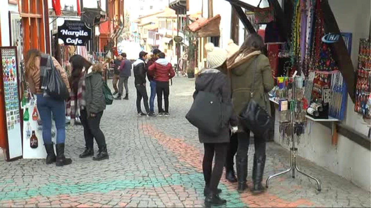 Sevgililer Günü\'nde Maddi Değil Manevi Destek