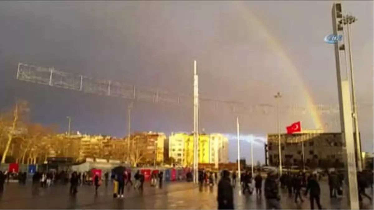 Taksim\'de Beliren Gökkuşağı Kendine Hayran Bıraktı