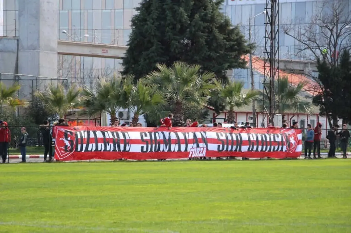 Taraftardan Samsunspor\'a \'Sevgi\' Gösterisi