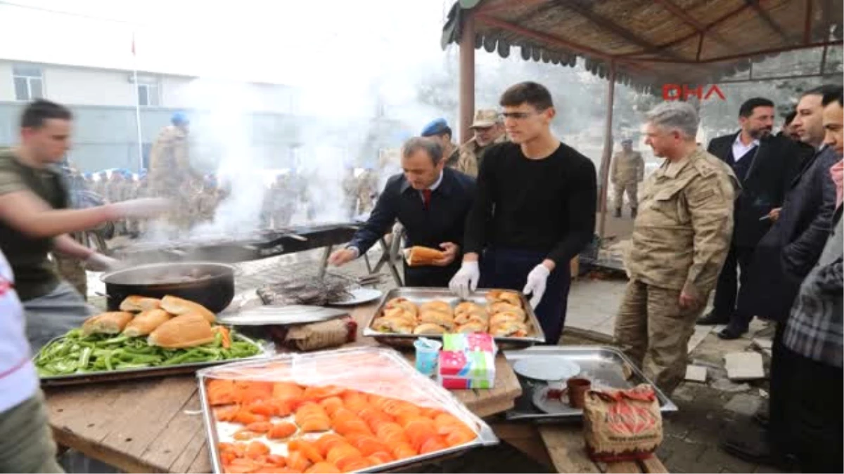 Tunceli Valisi Sonel, İstanbul\'dan Getirttiği Etleri Mangalda Pişirip Mehmetçiğe Yedirdi