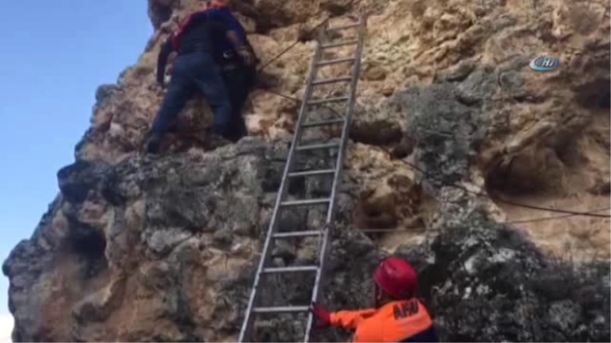Ulubey Kanyonu\'ndaki Kayalıklarda Mahsur Kalan Genci Afad Kurtardı