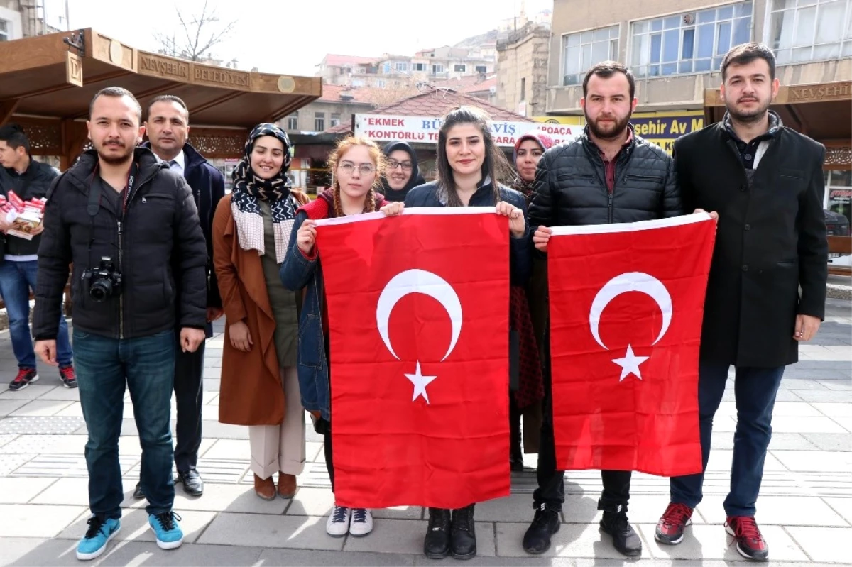 Üniversite Öğrencileri Sevgililer Gününde Türk Bayrağı Dağıttı