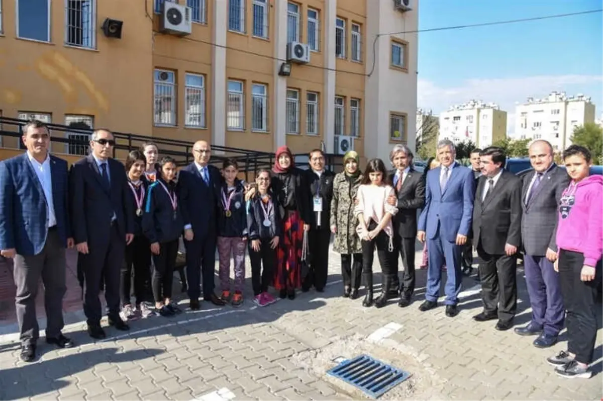 Vali Demirtaş, "Masallarıma Kar Yağıyor" Adlı Tiyatro Oyununu İzledi