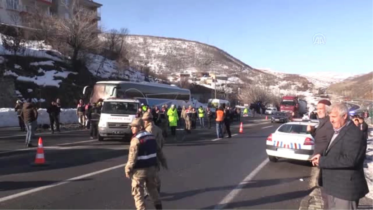 Yolcu Otobüsü Hafif Ticari Araçla Çarpıştı: 4 Ölü, 7 Yaralı (2)