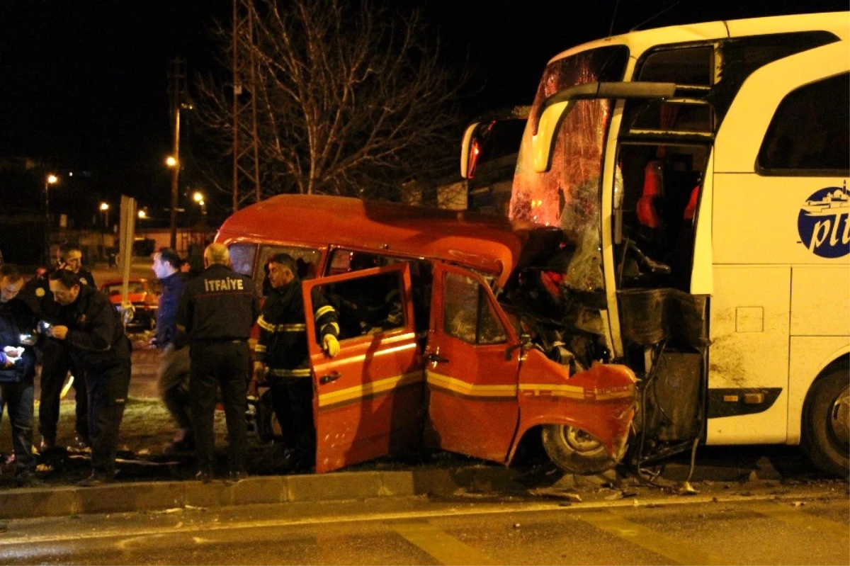 Amasya\'da Yolcu Otobüsüyle Minibüs Çarpıştı: 1 Ölü, 4 Yaralı