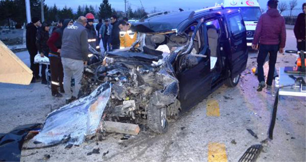 Ankara\'da Otomobil TIR\'a Çarptı: 4 Ölü, 1 Yaralı