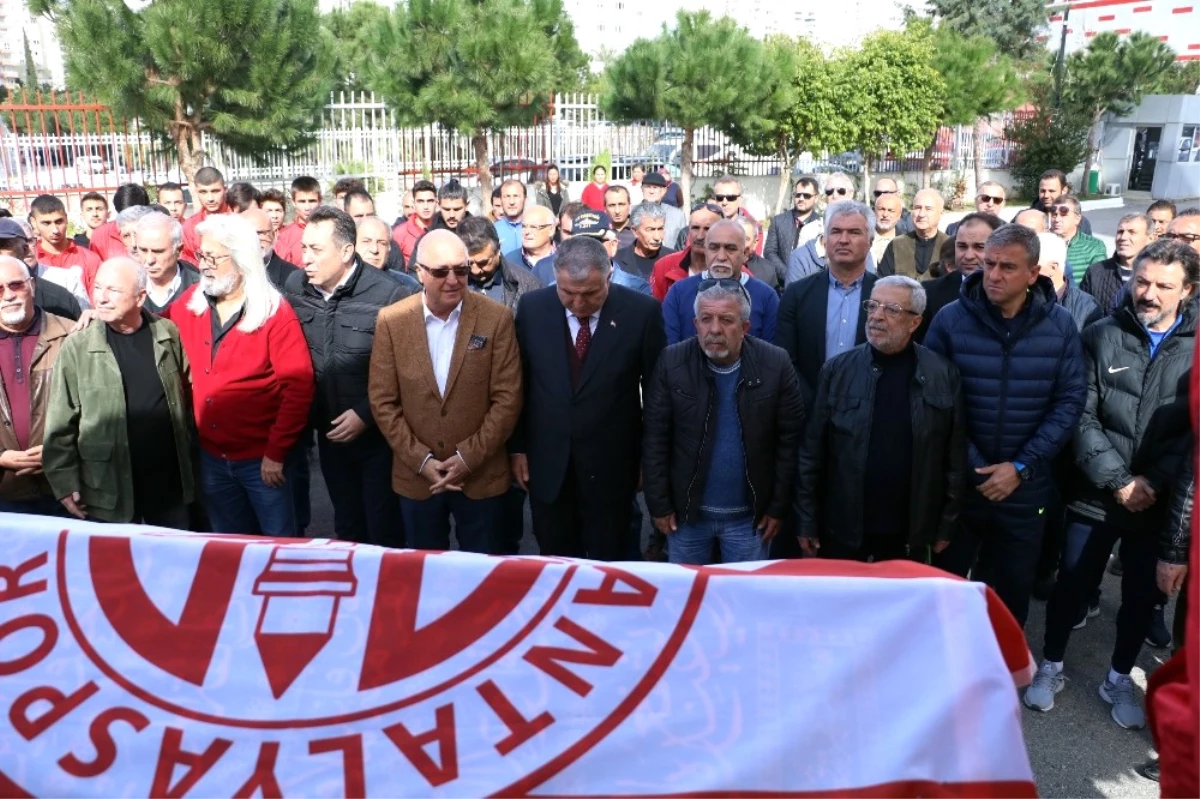 Antalyaspor\'dan Hayatını Kaybeden Eski Futbolcusuna Tören