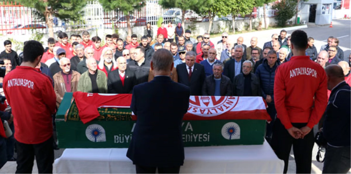 Antalyaspor\'dan Hayatını Kaybeden Eski Futbolcusuna Tören