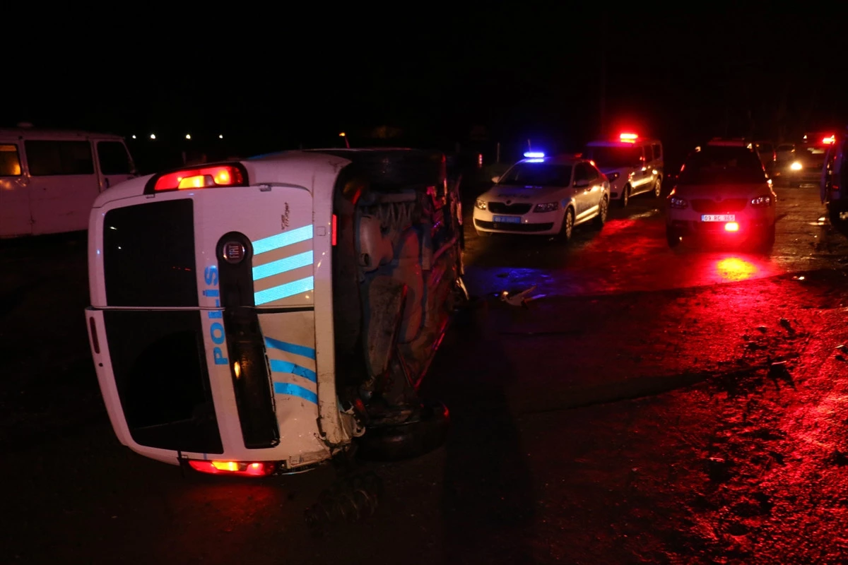 Aydın\'da Otomobil Polis Aracına Çarptı: 2 Yaralı